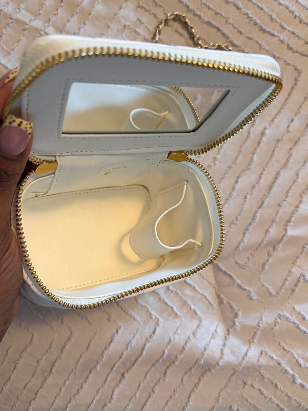 White Quilted Mini Chain Crossbody Bag - Picture 4 of 5